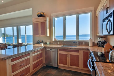 Artisan Beach House on Sunlight Beach