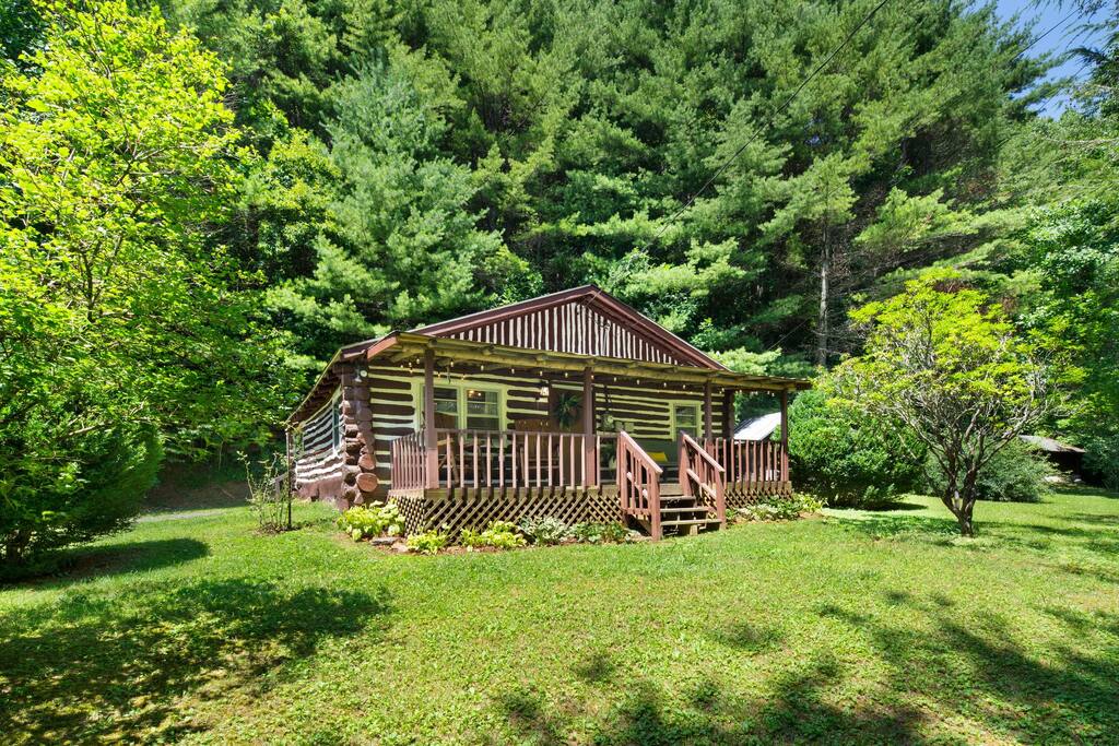 Log Cabin • King Bed • Rocking Chair Covered Porch