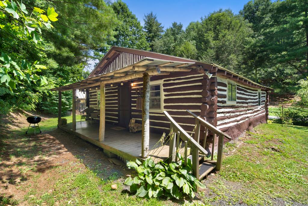 Log Cabin • King Bed • Rocking Chair Covered Porch