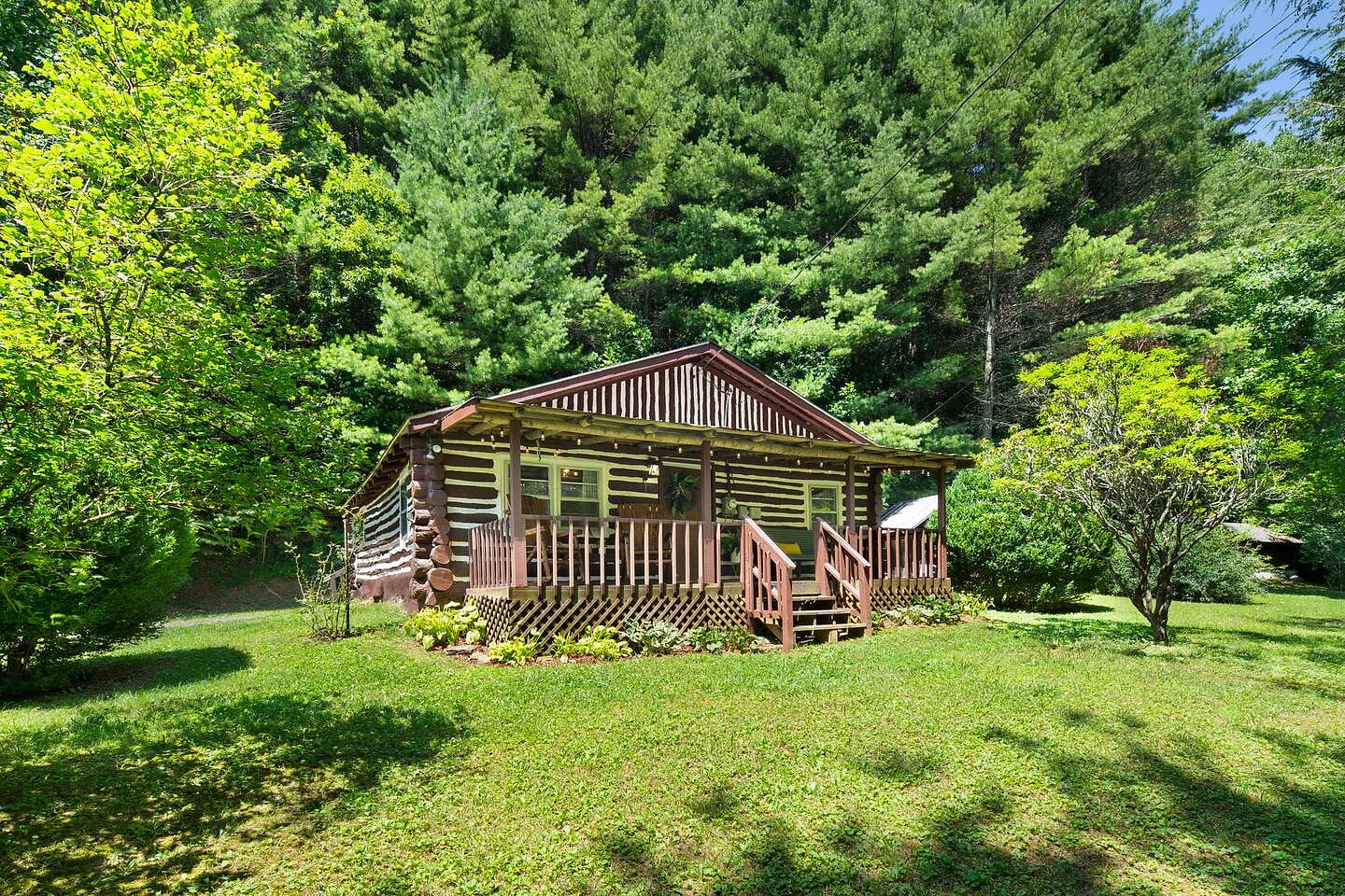 Cozy Log Cabin • King Bed • Rocking Chair Porch