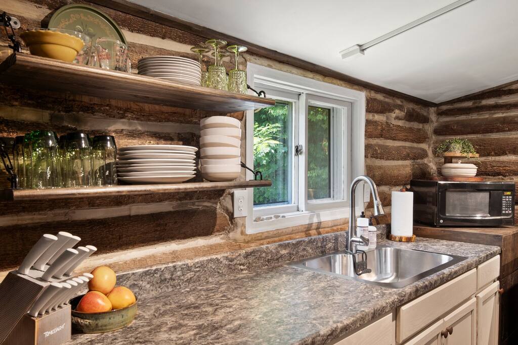 Log Cabin • King Bed • Rocking Chair Covered Porch