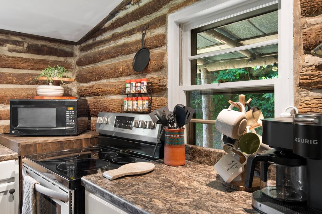 Log Cabin • King Bed • Rocking Chair Covered Porch