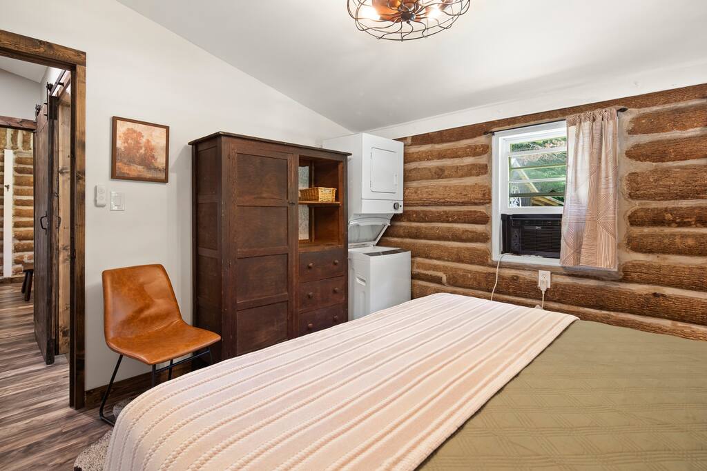 Log Cabin • King Bed • Rocking Chair Covered Porch