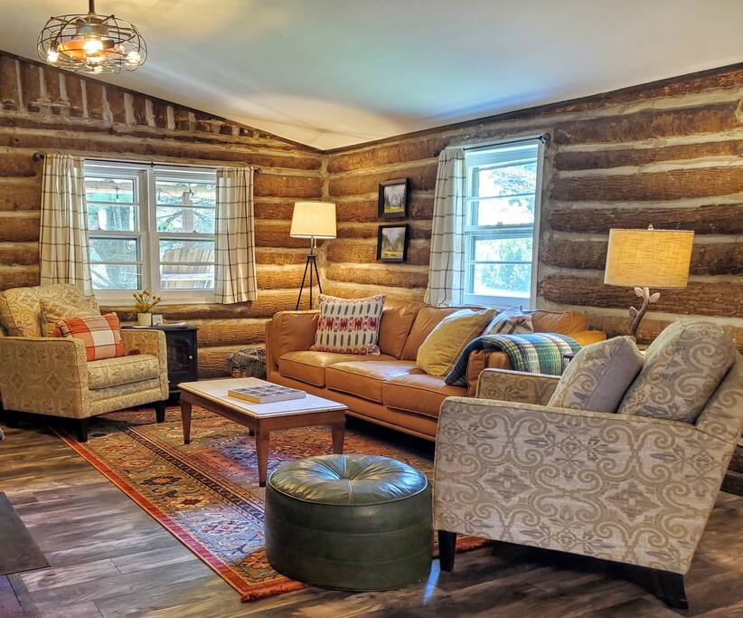 Log Cabin • King Bed • Rocking Chair Covered Porch