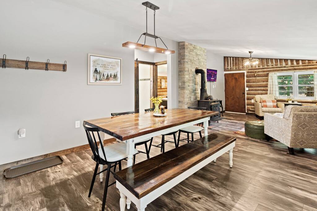 Log Cabin • King Bed • Rocking Chair Covered Porch