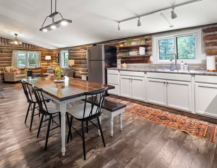 Log Cabin • King Bed • Rocking Chair Covered Porch