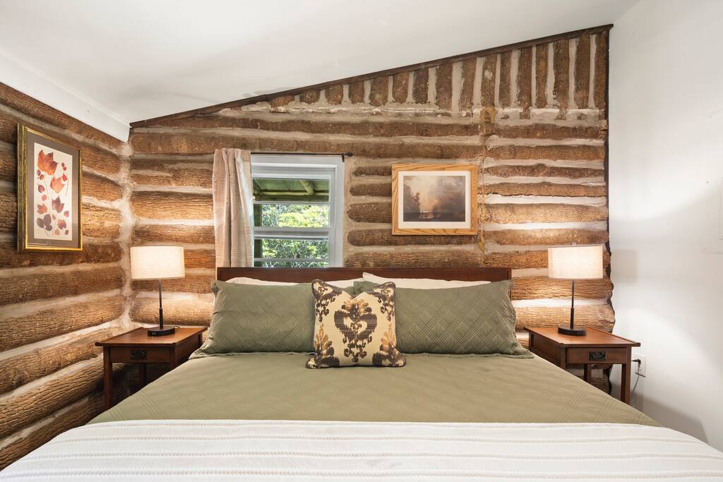 Log Cabin • King Bed • Rocking Chair Covered Porch