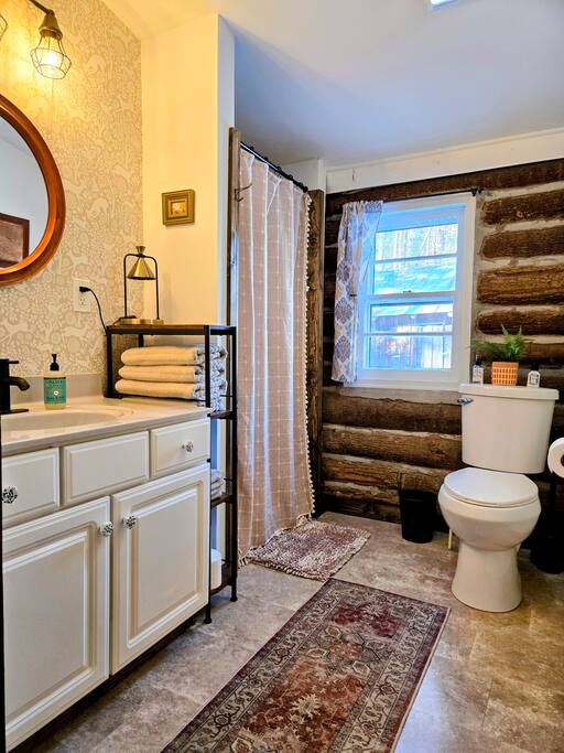Log Cabin • King Bed • Rocking Chair Covered Porch