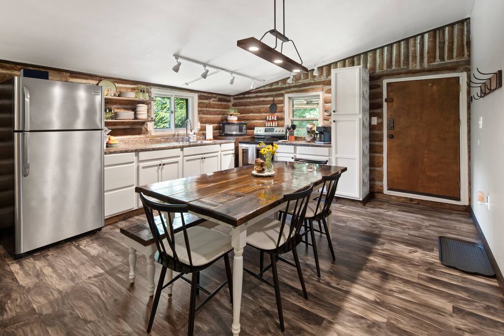 Log Cabin • King Bed • Rocking Chair Covered Porch