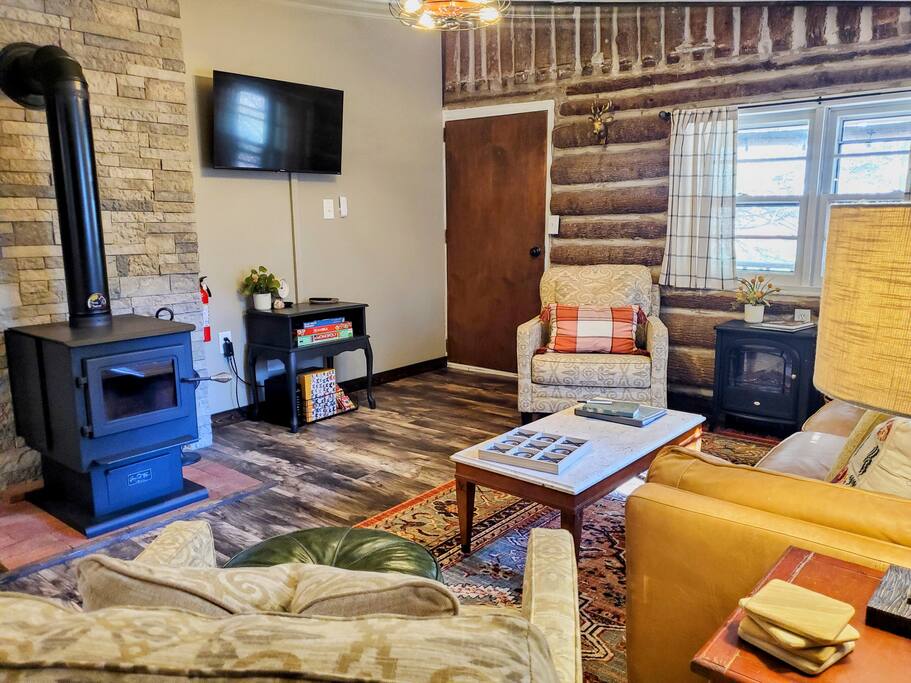 Log Cabin • King Bed • Rocking Chair Covered Porch