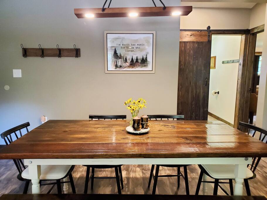 Log Cabin • King Bed • Rocking Chair Covered Porch