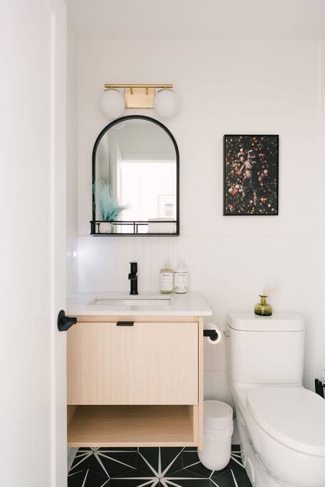 Main Bath - 3 pcs (includes standard bath tub/shower combo). Main Bath - 3 pcs (includes standard bath tub/shower combo). - Private Backyard, Hot Tub, Dog Friendly, Central - Prince Edward