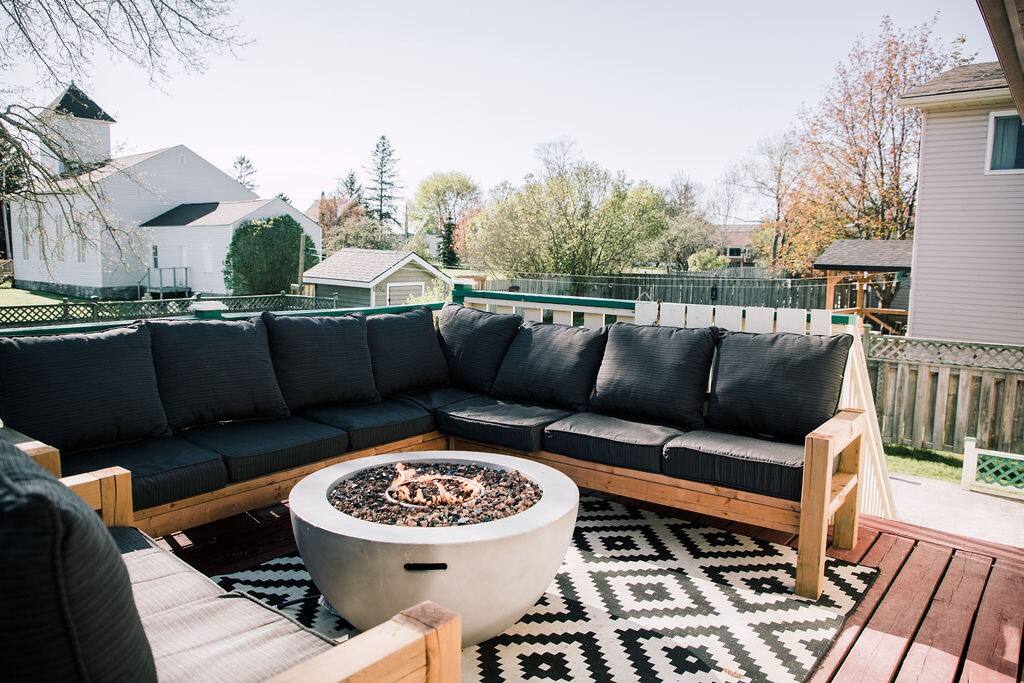 Private Backyard, Hot Tub, Dog Friendly, Central