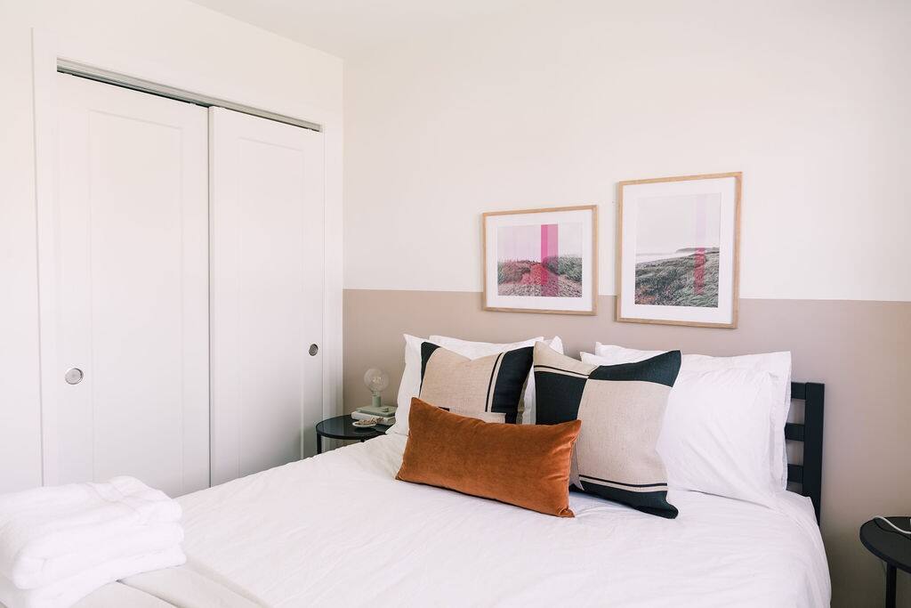 Bedroom #2 - Queen bed Bedroom #2 - Queen bed - Private Backyard, Hot Tub, Dog Friendly, Central - Prince Edward