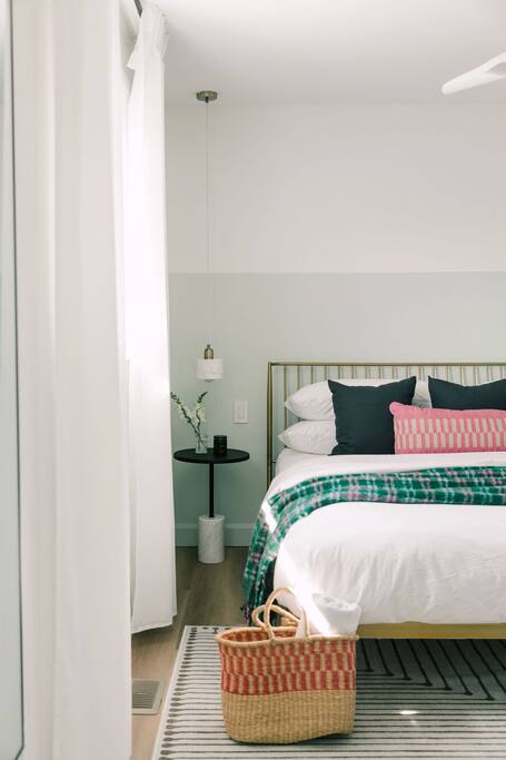 Bedroom #1 - King bed Bedroom #1 - King bed - Private Backyard, Hot Tub, Dog Friendly, Central - Prince Edward
