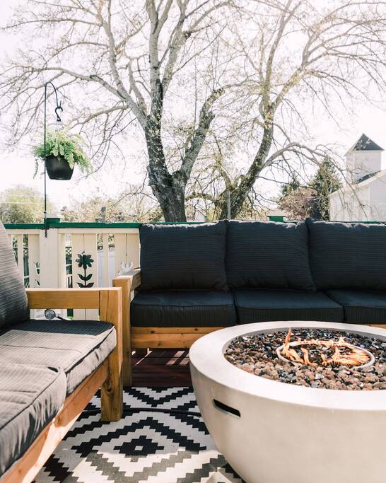 Private Backyard, Hot Tub, Dog Friendly, Central - Prince Edward Private Backyard, Hot Tub, Dog Friendly, Central - Prince Edward