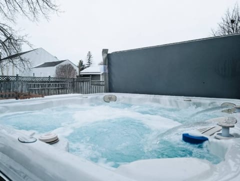 Private Backyard, Hot Tub, Dog Friendly, Central