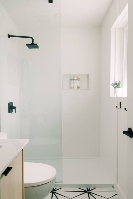 Ensuite bathroom - Bedroom #1, 3 pcs. Ensuite bathroom - Bedroom #1, 3 pcs. - Private Backyard, Hot Tub, Dog Friendly, Central - Prince Edward