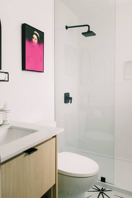 Ensuite bathroom - Bedroom #1, 3 pcs. Ensuite bathroom - Bedroom #1, 3 pcs. - Private Backyard, Hot Tub, Dog Friendly, Central - Prince Edward