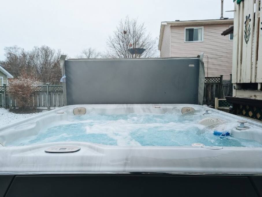 Private Backyard, Hot Tub, Dog Friendly, Central - Prince Edward Private Backyard, Hot Tub, Dog Friendly, Central - Prince Edward