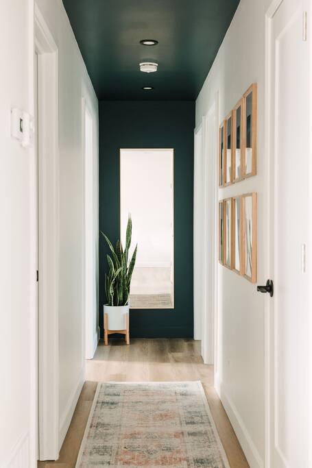 The perfect moody hallway with full height mirror for all your OOTD selfies. The perfect moody hallway with full height mirror for all your OOTD selfies. - Private Backyard, Hot Tub, Dog Friendly, Central - Prince Edward