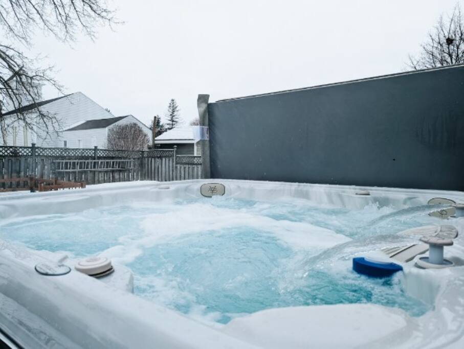 Private Backyard, Hot Tub, Dog Friendly, Central