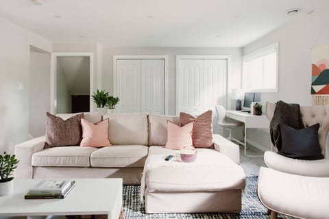5 Bedroom Home w Games Rm, Hot Tub + Terrace,