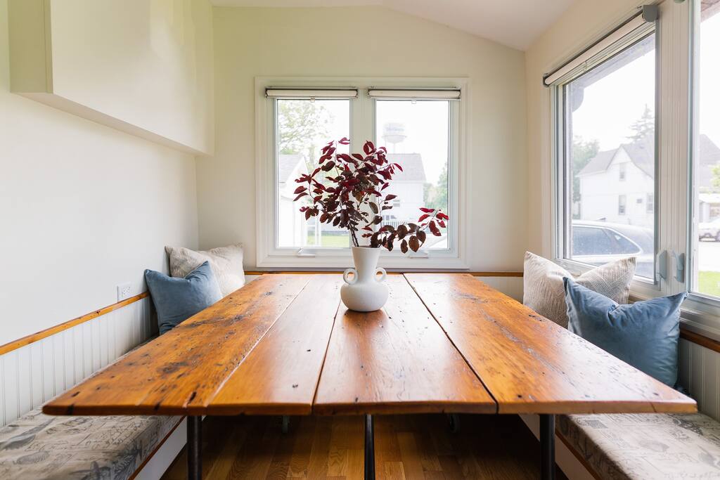5 Bed Home in Wellington, 5 min Walk to Downtown