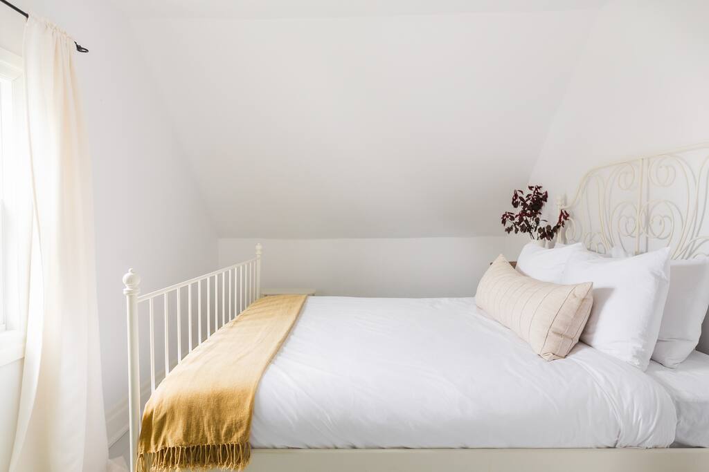 5 Bed Home in Wellington, 5 min Walk to Downtown