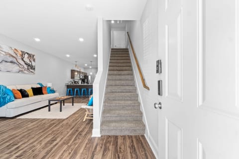 Sapphire Oasis: A Luxurious Townhouse Retreat near Nashville & Ft Campbell