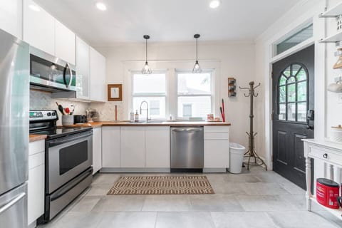 5 Min-Lucas Stadium~Bates-Hendricks~Pet Friendly