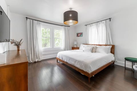 5 Min-Lucas Stadium~Bates-Hendricks~Pet Friendly