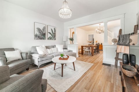 6 Bedroom Duplex Sleeps 14 Close to Lucas/Downtown