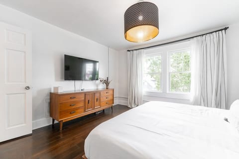 6 Bedroom Duplex Sleeps 14 Close to Lucas/Downtown