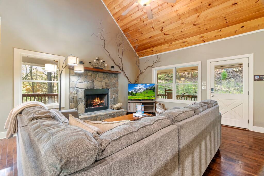 treetop-haus*-hot-tub*theatre*arcade*dog-friendly/