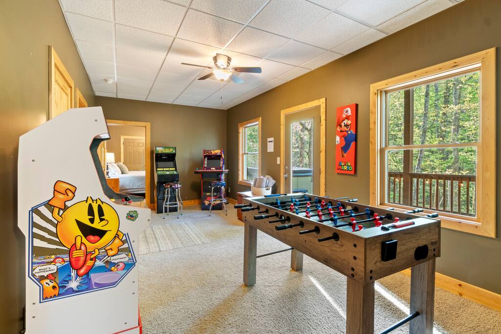 treetop-haus*-hot-tub*theatre*arcade*dog-friendly/