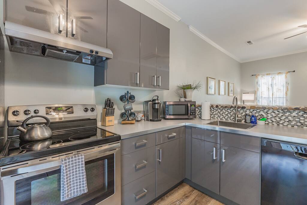 N. Chatt Charm - 2 Bedroom - Walk to Walnut St Bridge, Coolidge Park, and the river!