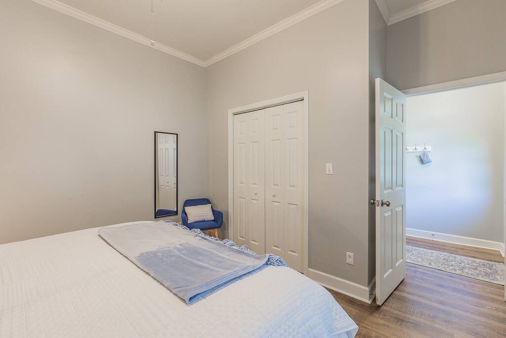 Full length mirror to double check those outfits before you walk out the door! Full length mirror to double check those outfits before you walk out the door! - N. Chatt Charm - 2 Bedroom - Walk to Walnut St Bridge, Coolidge Park, and the river! - Chattanooga