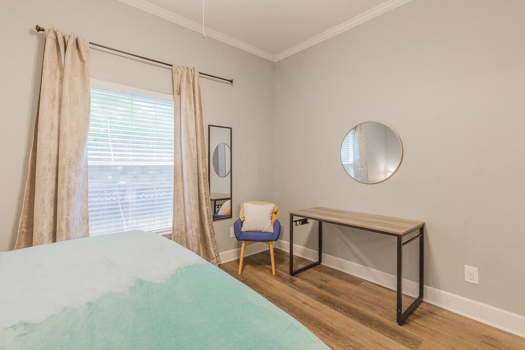 Multi - Use Space! Need a workspace or a "get ready space"? Multi - Use Space! Need a workspace or a "get ready space"? - N. Chatt Charm - 2 Bedroom - Walk to Walnut St Bridge, Coolidge Park, and the river! - Chattanooga