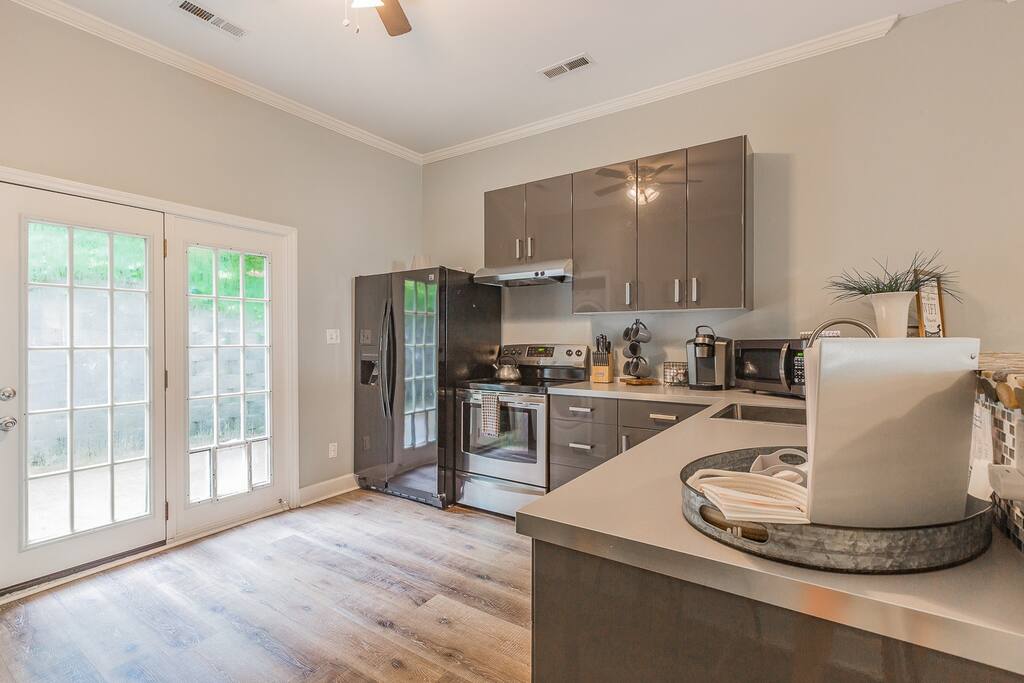 N. Chatt Charm - 2 Bedroom - Walk to Walnut St Bridge, Coolidge Park, and the river!