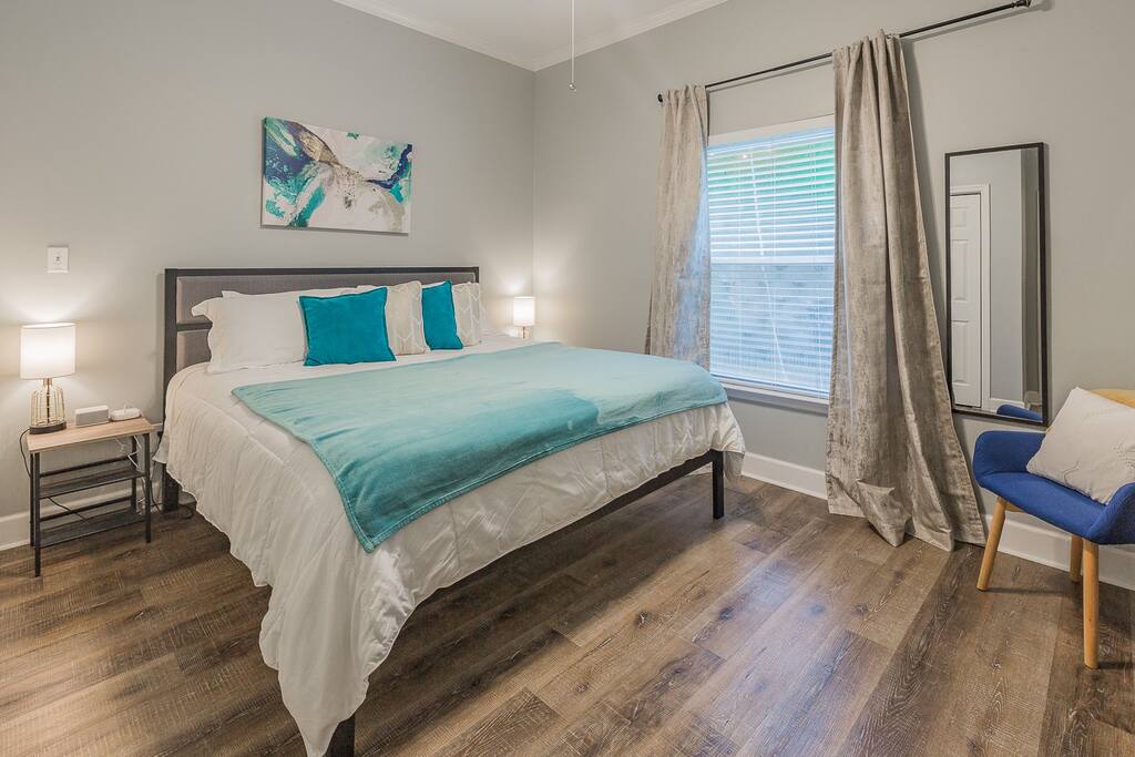 Indulge in a restful night's sleep on our luxurious king-sized bed, complete with a memory foam mattress and memory foam topper. Experience ultimate comfort and wake up refreshed and rejuvenated. Sweet dreams await you! Indulge in a restful night's sleep on our luxurious king-sized bed, complete with a memory foam mattress and memory foam topper. Experience ultimate comfort and wake up refreshed and rejuvenated. Sweet dreams await you! - N. Chatt Charm - 2 Bedroom - Walk to Walnut St Bridge, Coolidge Park, and the river! - Chattanooga