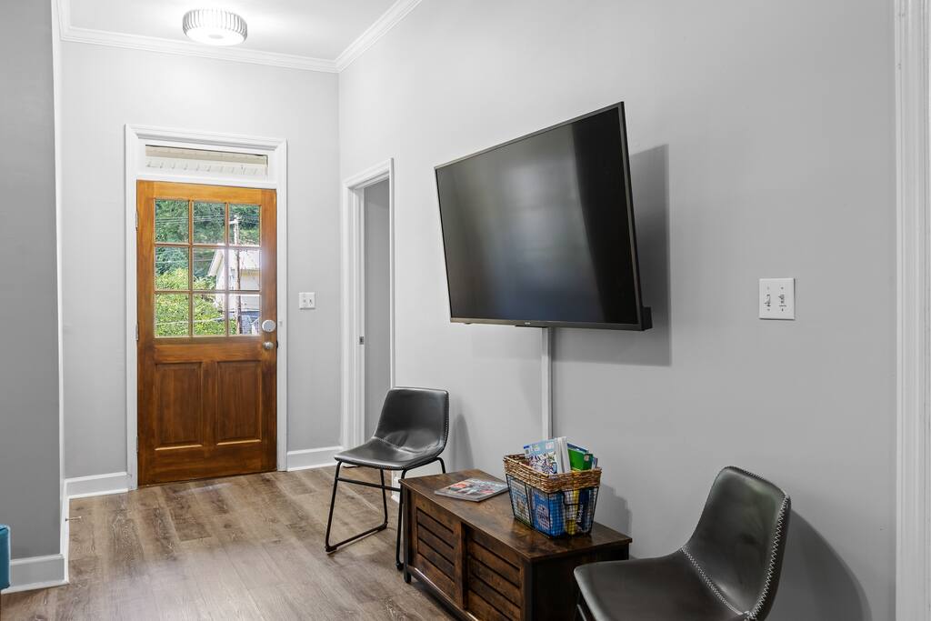 N. Chatt Charm - 2 Bedroom - Walk to Walnut St Bridge, Coolidge Park, and the river!