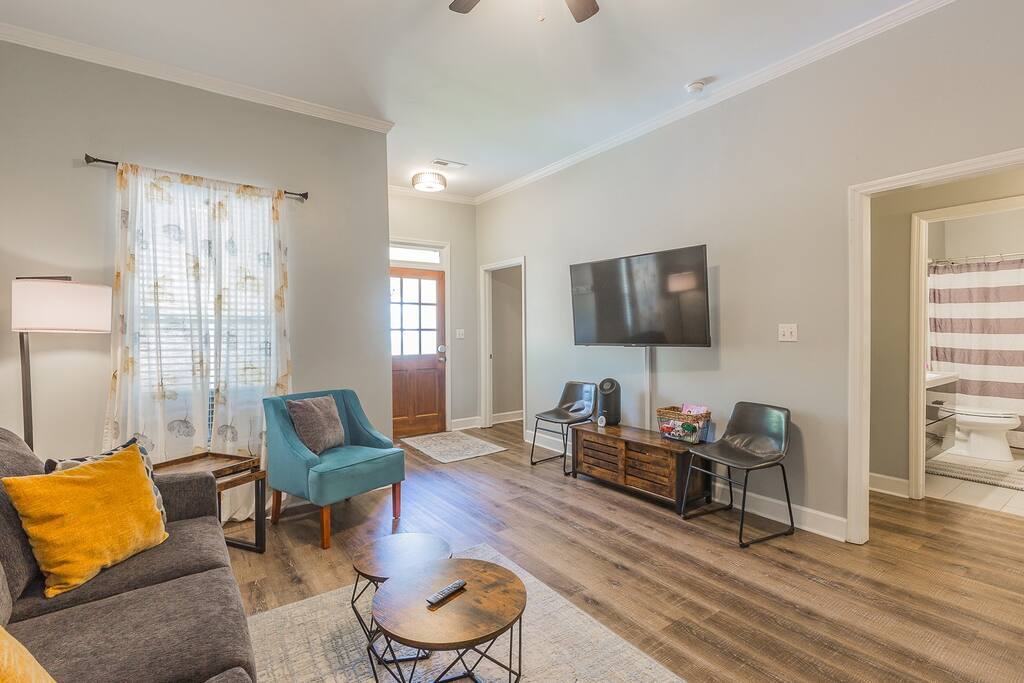 N. Chatt Charm - 2 Bedroom - Walk to Walnut St Bridge, Coolidge Park, and the river!