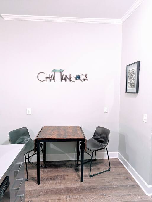 Enjoy seating for 2 or 4. Table can transform to meet your needs. Enjoy seating for 2 or 4. Table can transform to meet your needs. - N. Chatt Charm - 2 Bedroom - Walk to Walnut St Bridge, Coolidge Park, and the river! - Chattanooga