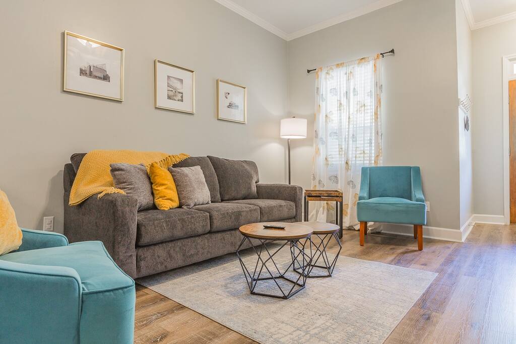 N. Chatt Charm - 2 Bedroom - Walk to Walnut St Bridge, Coolidge Park, and the river!