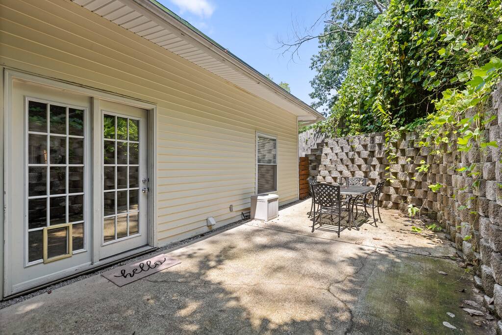 Whether just sitting and enjoying some outdoor time, talking with family or friends, or having a delicious meal this back patio with privacy fence & table and chairs that seats 4 people is just what you need! Check the bin for cushions! Whether just sitting and enjoying some outdoor time, talking with family or friends, or having a delicious meal this back patio with privacy fence & table and chairs that seats 4 people is just what you need! Check the bin for cushions! - N. Chatt Charm - 2 Bedroom - Walk to Walnut St Bridge, Coolidge Park, and the river! - Chattanooga