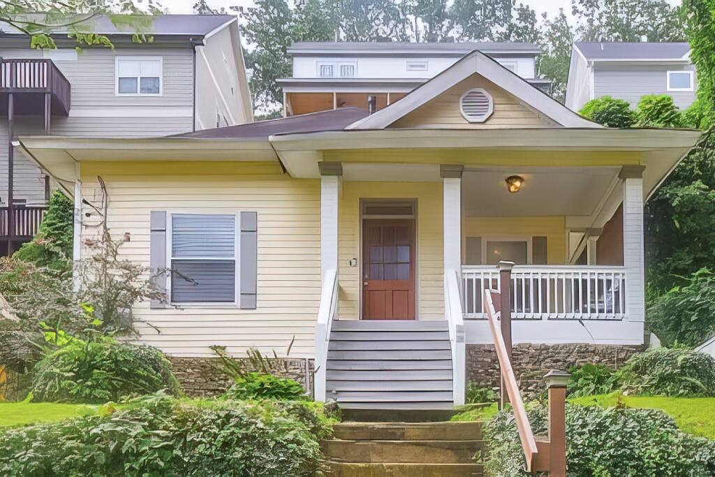 N. Chatt Charm - 2 Bedroom - Walk to Walnut St Bridge, Coolidge Park, and the river!