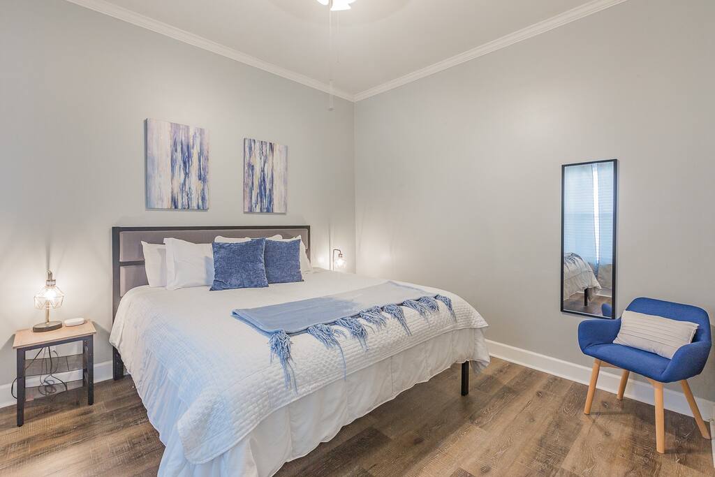 N. Chatt Charm - 2 Bedroom - Walk to Walnut St Bridge, Coolidge Park, and the river!