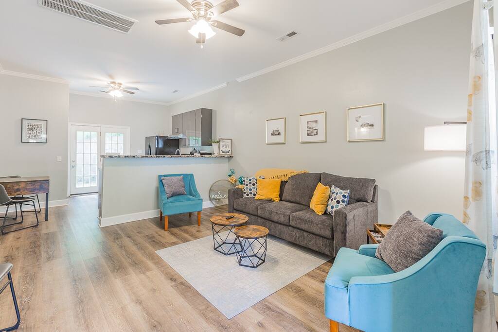 N. Chatt Charm - 2 Bedroom - Walk to Walnut St Bridge, Coolidge Park, and the river!