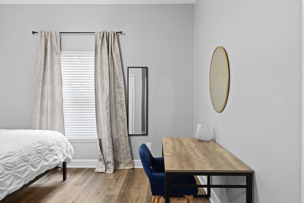 A versatile space designed for any need—a workspace, a "get ready" area with a mirror, or a catch-all spot for essentials. Simple, functional, and adaptable. A versatile space designed for any need—a workspace, a "get ready" area with a mirror, or a catch-all spot for essentials. Simple, functional, and adaptable. - N. Chatt Charm - 2 Bedroom - Walk to Walnut St Bridge, Coolidge Park, and the river! - Chattanooga